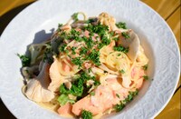 信州サーモンのクリームパスタ。(c)日本テレビ