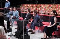 ネタを鑑賞するレギュラー陣。