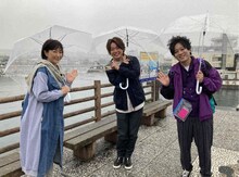 高島礼子（左）とぺこぱ。(c)テレビ東京