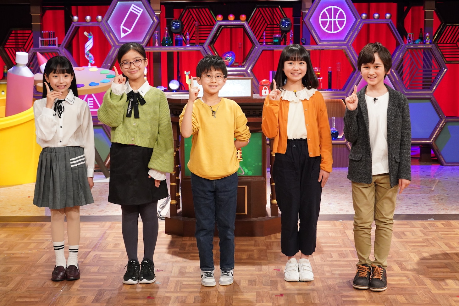 「クイズ！あなたは小学5年生より賢いの？」の助っ人小学生たち。(c)日本テレビ