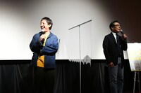 トークするさらば青春の光・森田（左）と光石研。