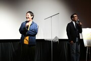 トークするさらば青春の光・森田(左)と光石研。