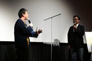 トークするさらば青春の光・森田(左)と光石研。