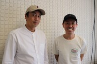 第1弾グッズのキャップを着用するチュートリアル。