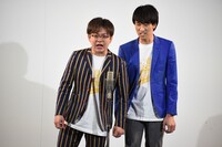 スタンダップコーギー。左が奥村うどん、右が三森大輔。