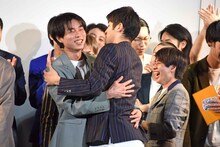 ジャンクの健闘を称えるさすらいラビー。