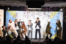 さすらいラビーを祝福する歴代王者たち。