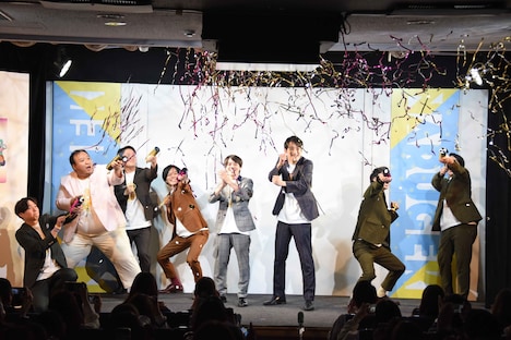 さすらいラビーを祝福する歴代王者たち。