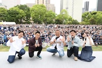 ブースレポートを担当した東京ホテイソンと、サンドウィッチマン、東島衣里アナウンサー（左から）。