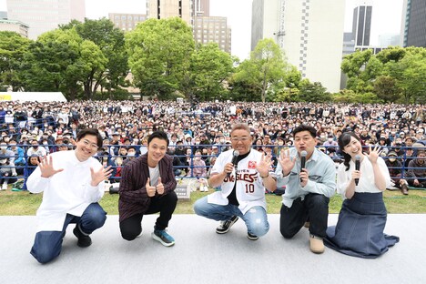 ブースレポートを担当した東京ホテイソンと、サンドウィッチマン、東島衣里アナウンサー（左から）。