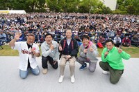 サンドウィッチマン、高田文夫、ナイツ（左から）。