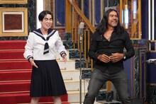 左からイモトアヤコ、ユーリさん。(c)日本テレビ