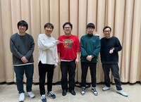 ゲストのうただ（左から3人目が一石、4人目が宮本）と東京03。