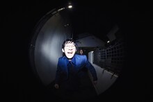 「OWARAI Bros. Vol.6 -TV Bros.別冊お笑いブロス-」の巻頭特集に登場するロングコートダディ。