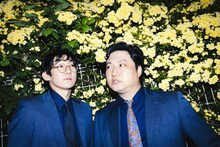 「OWARAI Bros. Vol.6 -TV Bros.別冊お笑いブロス-」の巻頭特集に登場するロングコートダディ。
