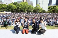 左から新内眞衣、土田晃之、中川家。