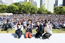 左から新内眞衣、土田晃之、中川家。