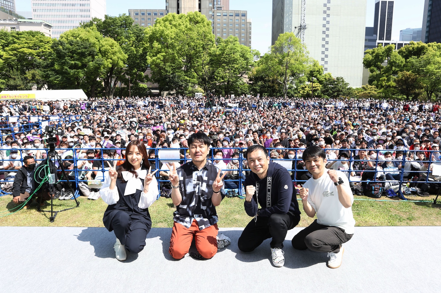 左から新内眞衣、土田晃之、中川家。
