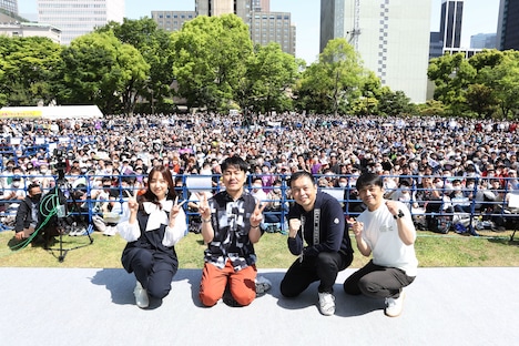 左から新内眞衣、土田晃之、中川家。