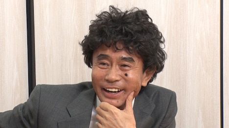 「風俗刑事」のスマイルに扮したダウンタウン浜田。(c)読売テレビ