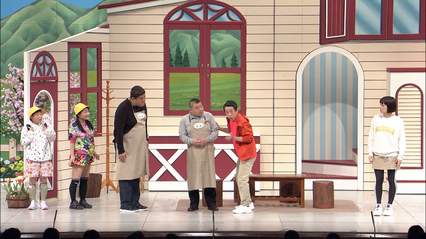 川畑泰史の座長勇退公演より（左から）山田花子、島田珠代、諸見里大介、川畑泰史、西川忠志、金原早苗。
