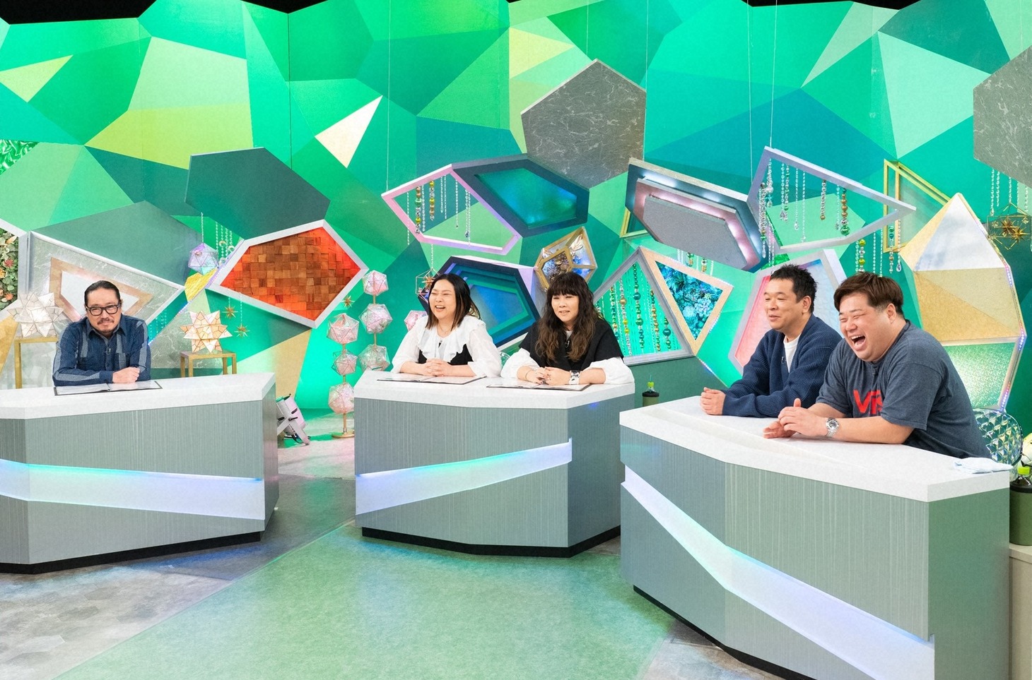 「やすとものいたって真剣です」にスタジオ出演する（左から）笑い飯・西田、海原やすよ ともこ、プラス・マイナス。(c)ABCテレビ