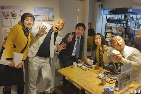 左から、田口彩夏アナ、錦鯉、トム・ブラウン。(c)HTB