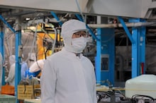 ちくわぶ工場社長役のラバーガール飛永。 (c)ABCテレビ