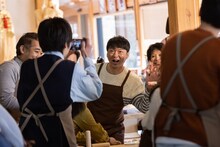 「エレキコミックのラジオ君」バスツアーのワンシーン。(c)ABCテレビ