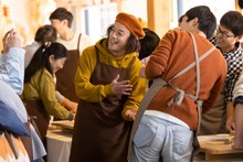 「エレキコミックのラジオ君」バスツアーのワンシーン。(c)ABCテレビ