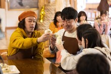 ドラマ「日曜の夜ぐらいは…」に本人役で出演するエレキコミック。(c)ABCテレビ