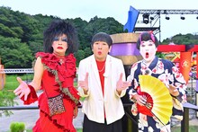 左から梅垣義明、Mr.シャチホコ、コウメ太夫。