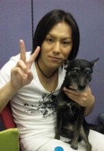 「ネコいぬワイドショー」に出演する狩野英孝。写真はかつての愛犬と撮影したもの。(c)BS朝日