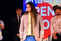 エンディングで「リーダー・渡辺正行が審査したあとの顔」を披露する、トム・ブラウン布川。