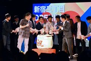 新劇場・シアターマーキュリー新宿のこけら落とし公演で鏡開きに臨む、おぎやはぎら芸人たち。