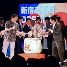 おぎやはぎ「伝説の劇場になる」シアターマーキュリー新宿、こけら落としで鏡開き