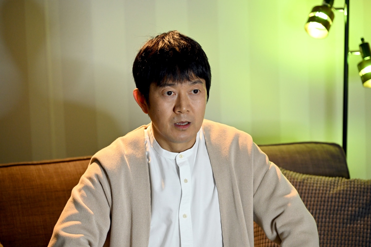 フリージャーナリスト・新城司役を演じるアキラ100%。(c)TBS