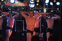 オープニングでダンスを披露する渡辺正行。