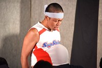 前方の観客を衣装の中に取り込むサンシャイン池崎。