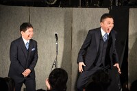 客席に向かって「助けてくれー！」と叫ぶ爆笑問題・太田（右）。