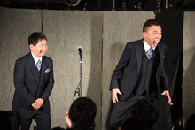 客席に向かって「助けてくれー！」と叫ぶ爆笑問題・太田（右）。