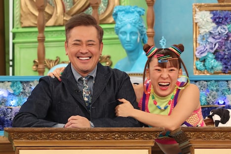 くりぃむしちゅー有田とフワちゃん。(c)フジテレビ