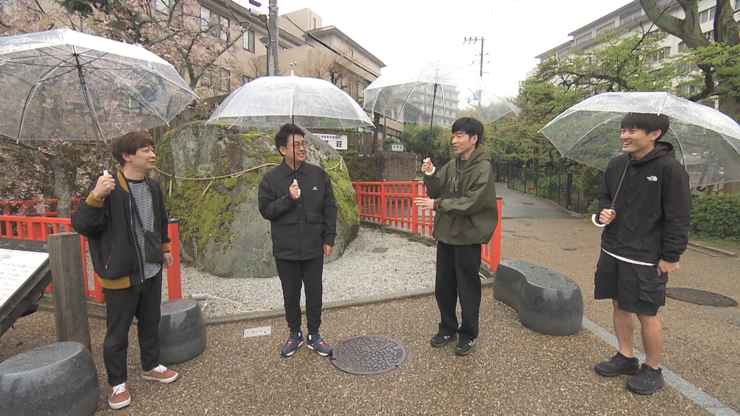 「銀シャリ×ジャルジャルの2525（ニコニコ）仲良し旅in有馬温泉」に出演する銀シャリとジャルジャル。(c)ABCテレビ