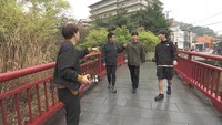 銀シャリ鰻（左端）が監督となって旅のショートムービーを撮影するワンシーン。(c)ABCテレビ