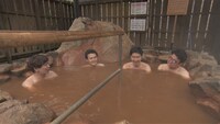 温泉でのワンシーン。(c)ABCテレビ