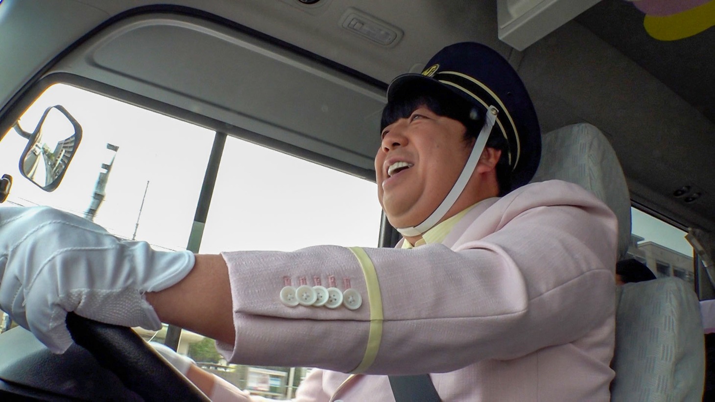 ひむバス運転の手バナナマン日村。