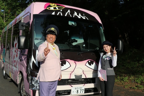 浦沢直樹デザインのひむバスとバナナマン日村、森田茉里恵（NHK アナウンサー）。