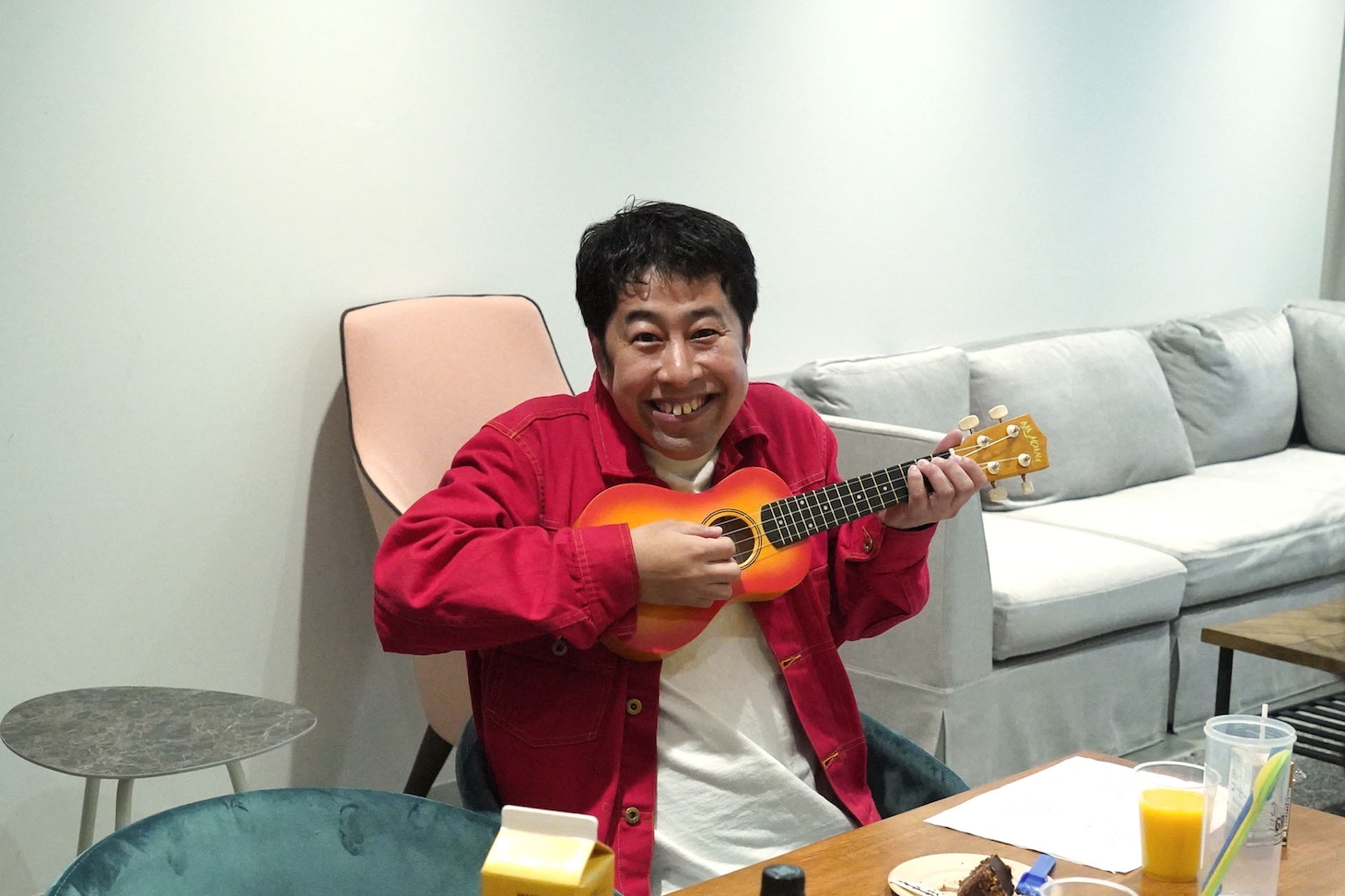 もらったアイテムでパーマ大佐に似せるウエストランド井口。