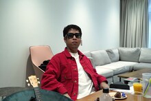 サングラスをかけるウエストランド井口。