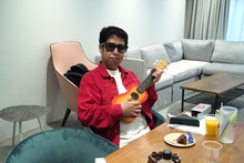 サングラスとウクレレを装着するウエストランド井口。